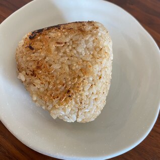 残りご飯で大丈夫！鉄のフライパンで極旨焼きおにぎり